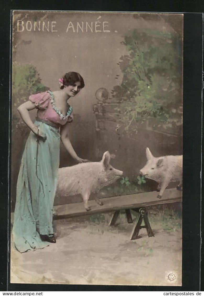 AK Frau Mit Zwei Schweinen Auf Einer Wippe  - Schweine