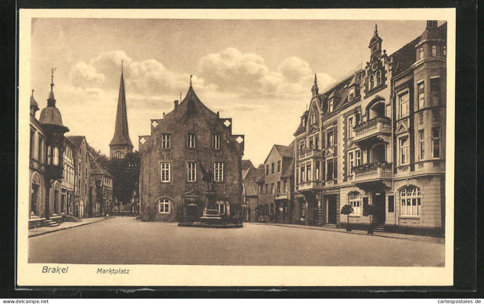 AK Brakel, Marktplatz Mit Denkmal  - Brakel