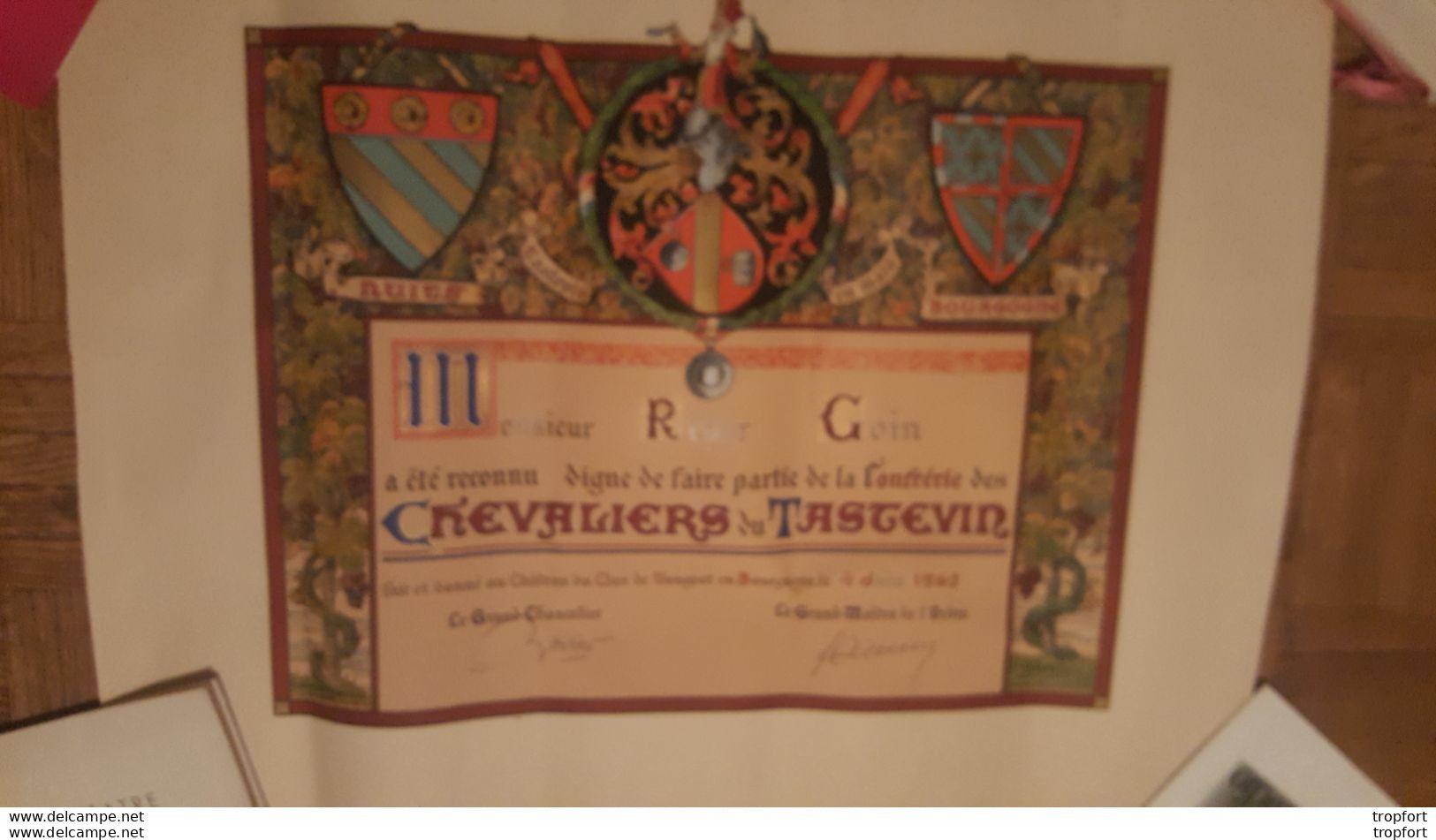 Ancien Diplome Brevet Affiche HANSI - JJ WALTZ CHEVALIERS DU TASTEVIN Chateau Du Clos De VOUGEOT En Bourgogne 1965 - Diplômes & Bulletins Scolaires