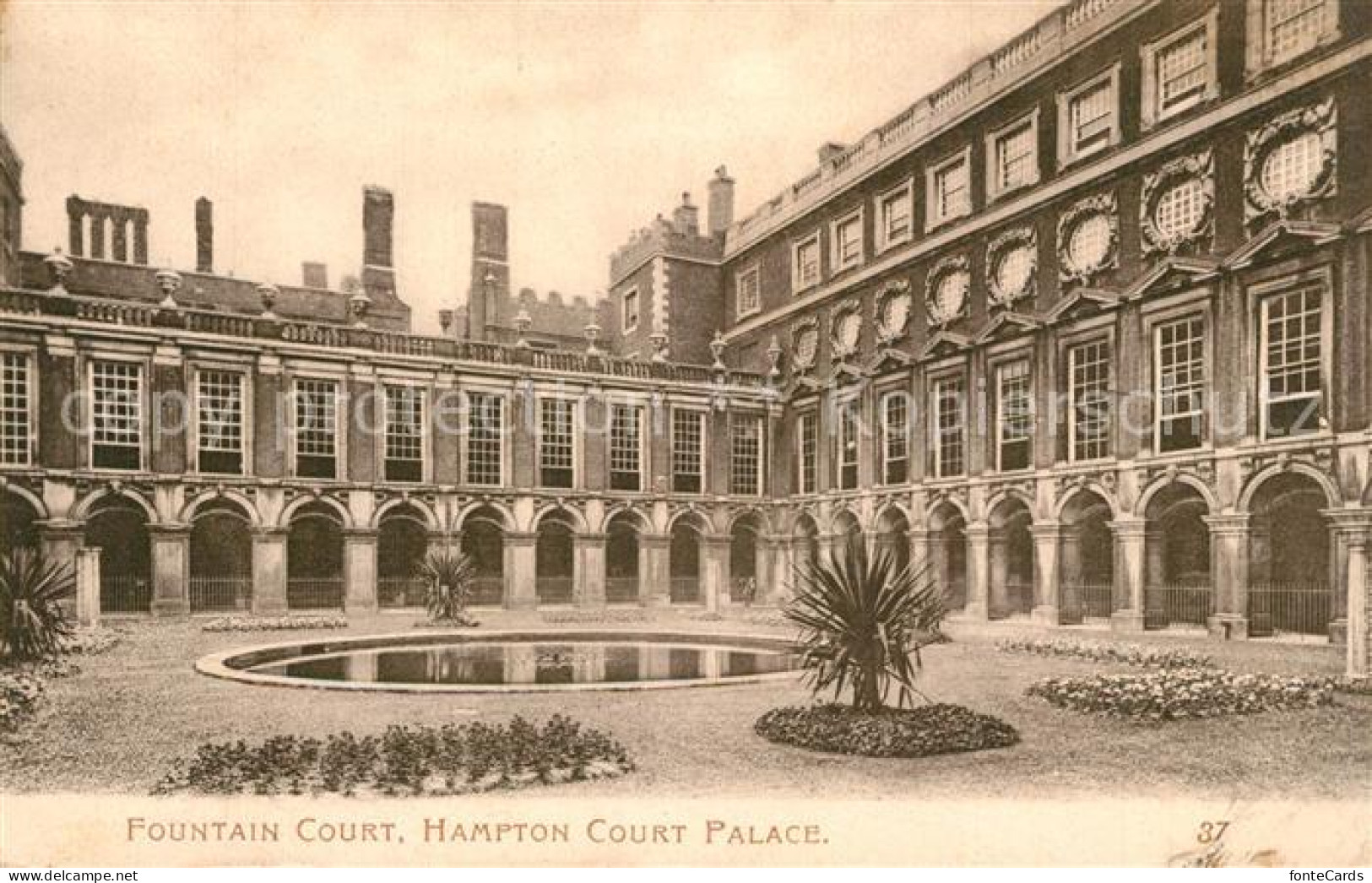 73522804 Richmond_upon_Thames Fountain Court Hampton Court Palace - Sonstige & Ohne Zuordnung