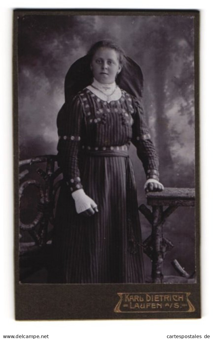 Fotografie Karl Dietrich, Laufen A. S., Junge Dame Mit Weissen Handschuhen Und Brosche  - Anonymous Persons