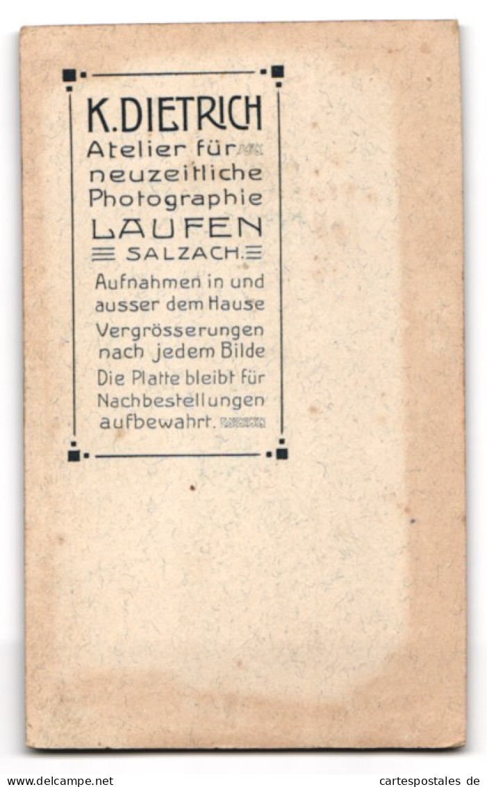 Fotografie Karl Dietrich, Laufen A. S., Junge Dame Mit Blumenstrauss Und Schwarzem Kleid  - Personnes Anonymes