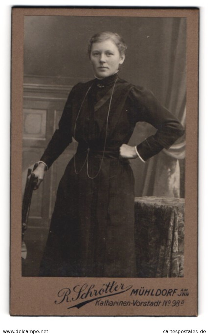 Fotografie R. Schrötter, Mühldorf, Katharinen-Vorstadt 98, Junge Dame In Schwarzem Kleid Mit Langer Silberkette  - Anonymous Persons