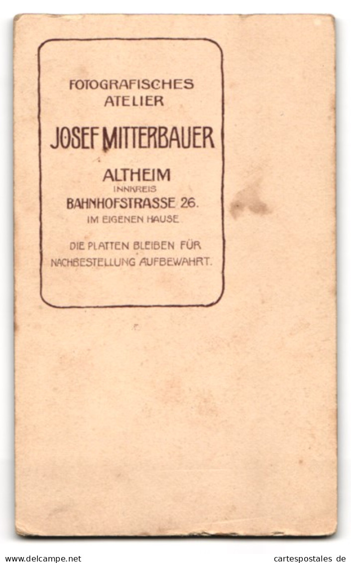 Fotografie Josef Mitterbauer, Altheim, Bahnhofstrasse 26, Junge Dame In Schwarzem Kleid Mit Silberner Kette  - Anonymous Persons
