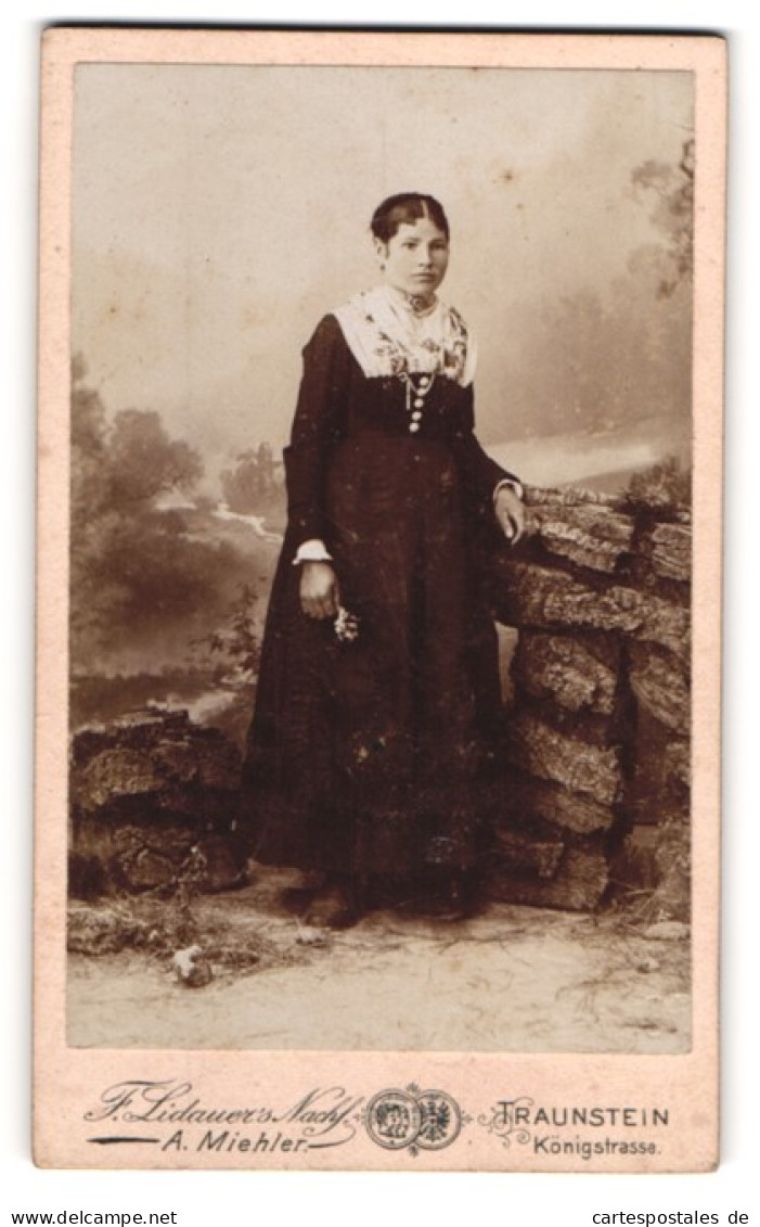 Fotografie A. Miehler, Traunstein, Königstrasse, Junge Frau In Schwarzem Kleid Mit Weissem Kragen Und Halskette  - Anonymous Persons