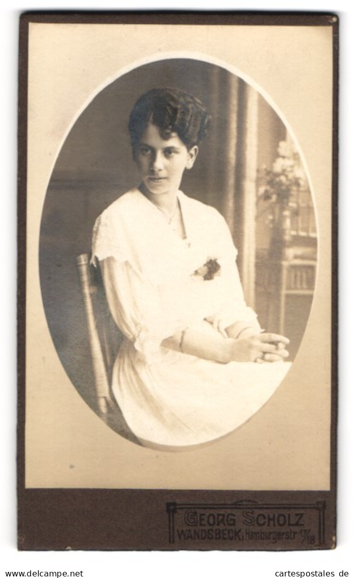 Fotografie Georg Scholz, Wandsbeck, Hamburgerstr. 17-18, Junge Dame In Weissem Kleid Mit Locken  - Anonymous Persons