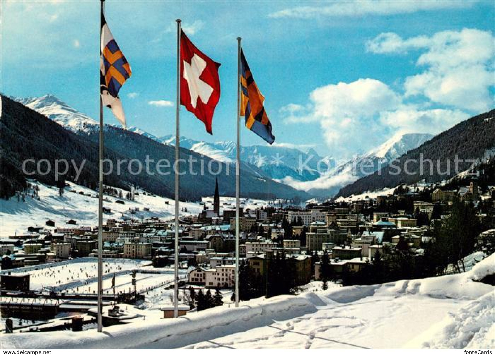 13293672 Davos Platz GR Gesamtansicht Mit Alpenpanorama Im Winter Fahnen Davos P - Other & Unclassified