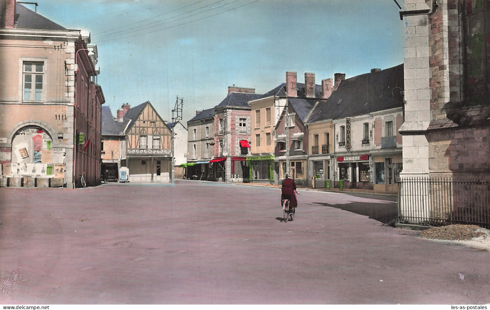 35  LA GUERCHE DE BRETAGNE LA PLACE DE L EGLISE - La Guerche-de-Bretagne