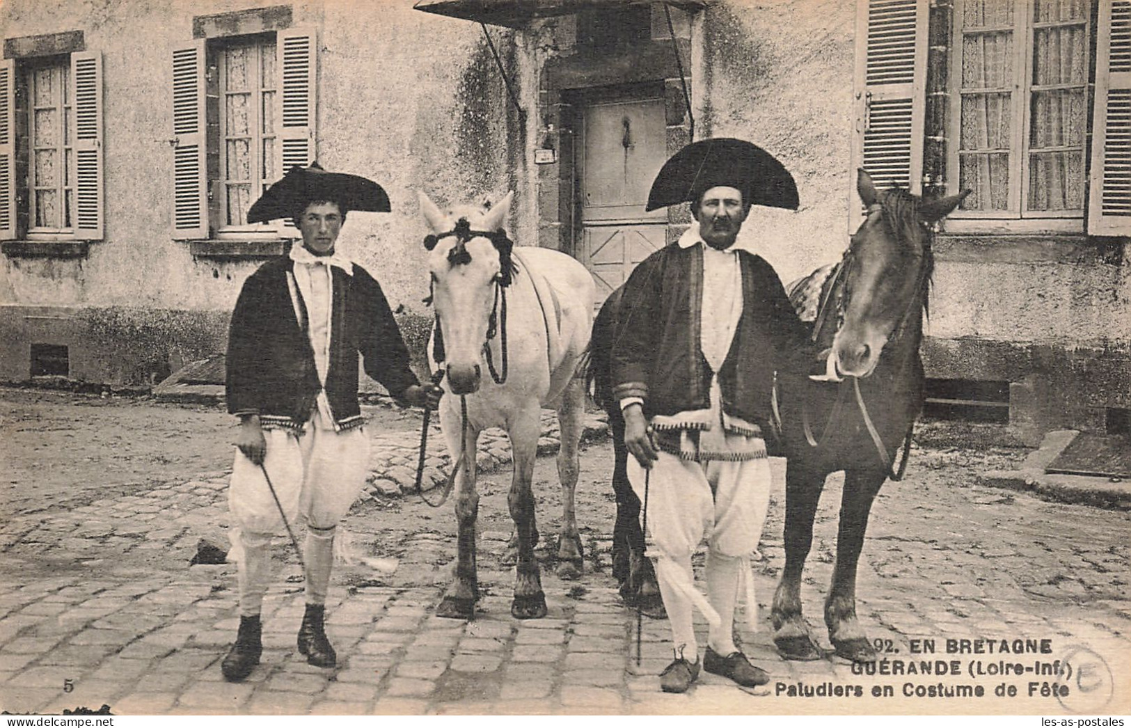 44 GUERANDE DES PALUDIERS EN COSTUME DE FETE - Guérande