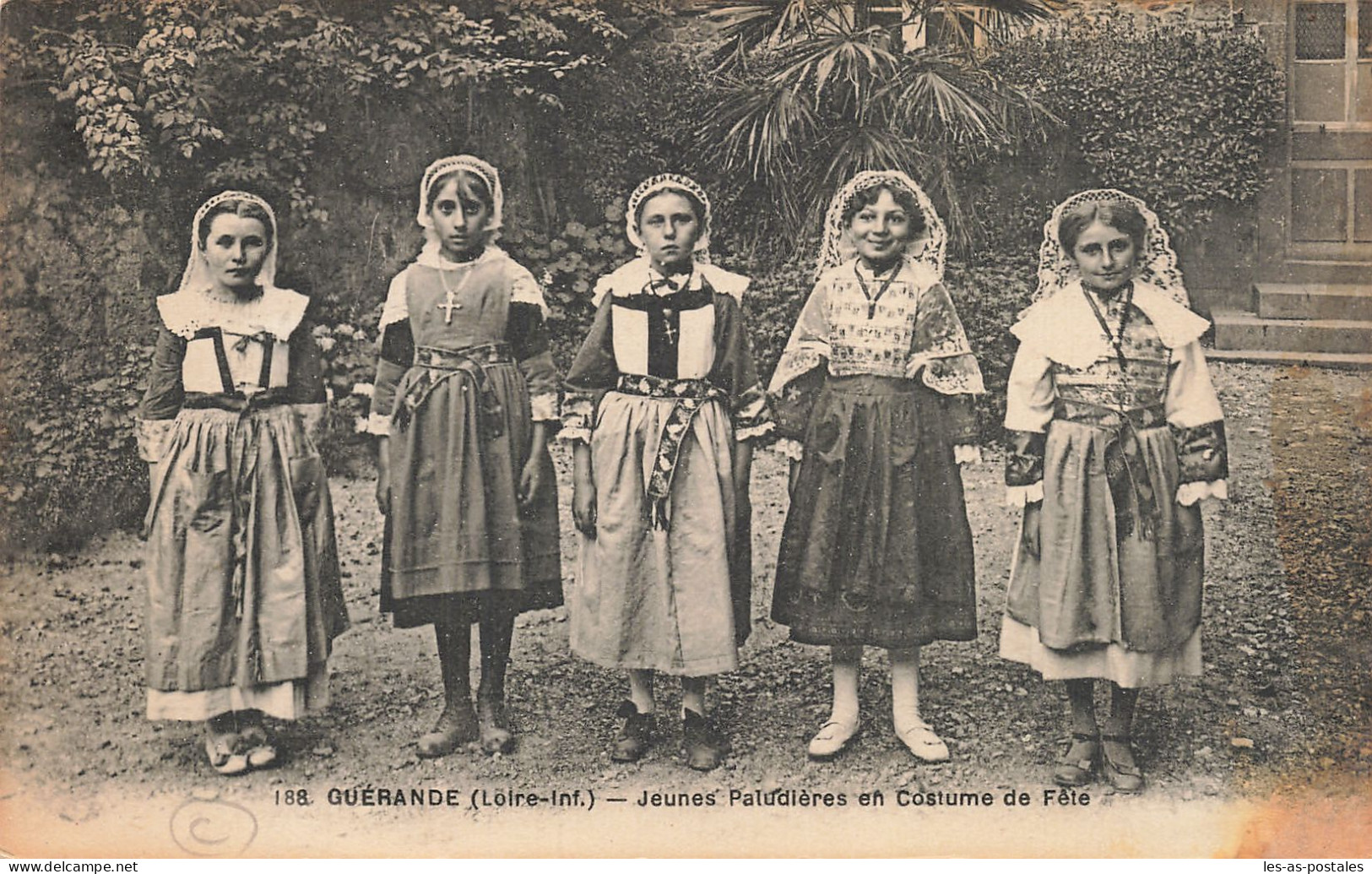 44 GUERANDE DES JEUNES PALUDIERES EN COSTUME  - Guérande