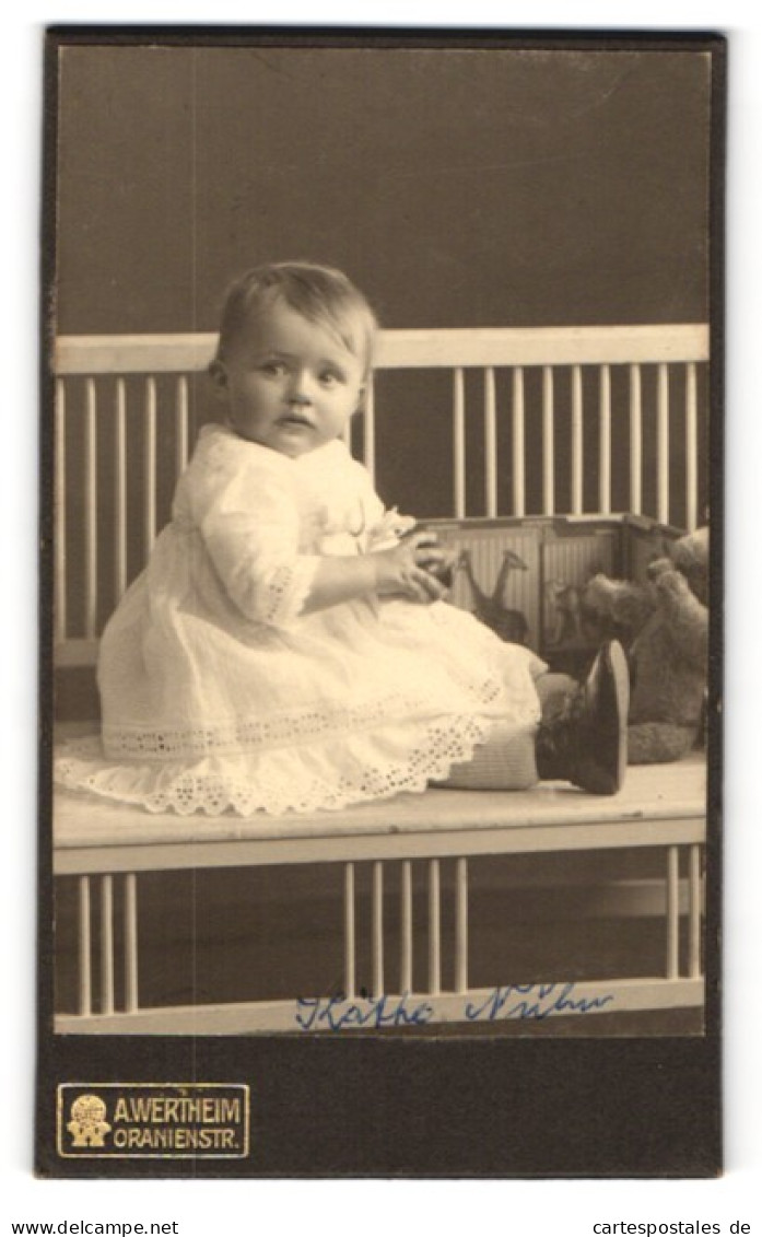 Fotografie A. Wertheim, Berlin, Oranienstr, Kleinkind Käthe Nuhn Mit Weissem Kleid  - Personas Anónimos