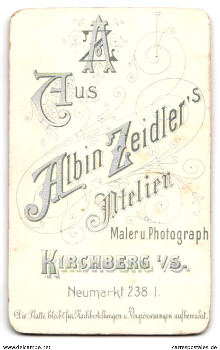 Fotografie Albin Zeidler, Kirchberg I. S., Neumarkt 238, Mädchen Mit Ponyfrisur Vor Blumengirlande  - Personas Anónimos