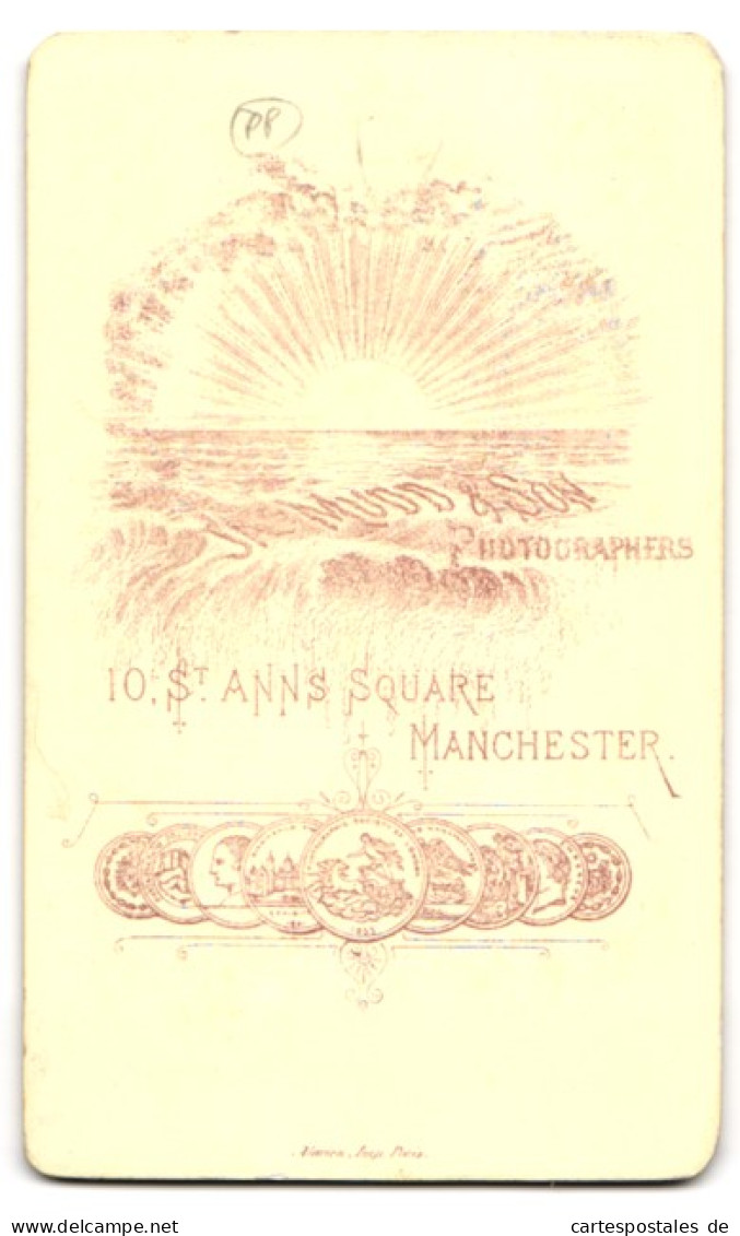 Photo James Mudd & Son, Manchester, 10 St. Anns Square, Glückliche Mutter Im Schwarzen Kleid Mit Baby Im Arm  - Personas Anónimos