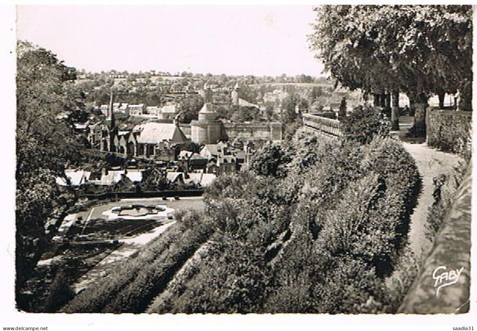 35  FOUGERES  VUE GENERALE PRISE DU JARDIN PUBLIC - Fougeres