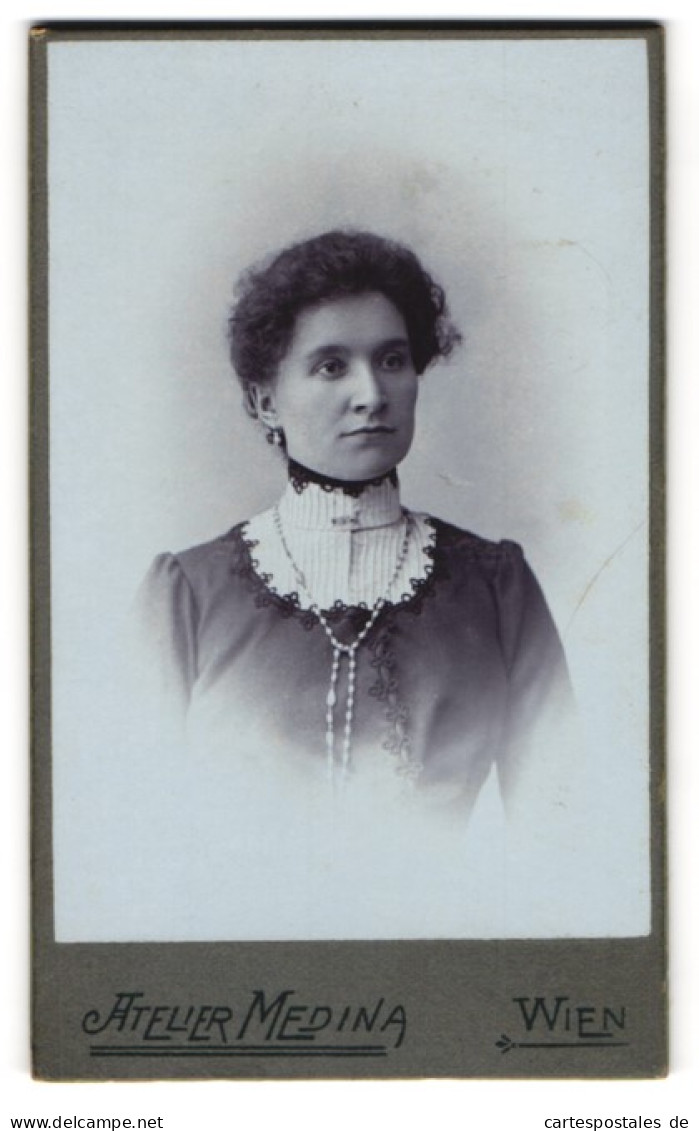 Fotografie Atelier Medina, Wien, Dietrichgasse 2 A, Junge Dame Im Hübschen Kleid  - Anonyme Personen