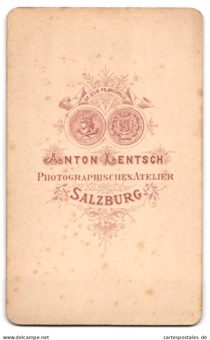Fotografie Anton Lentsch, Salzburg, Junger Herr Im Anzug Mit Fliege  - Anonyme Personen