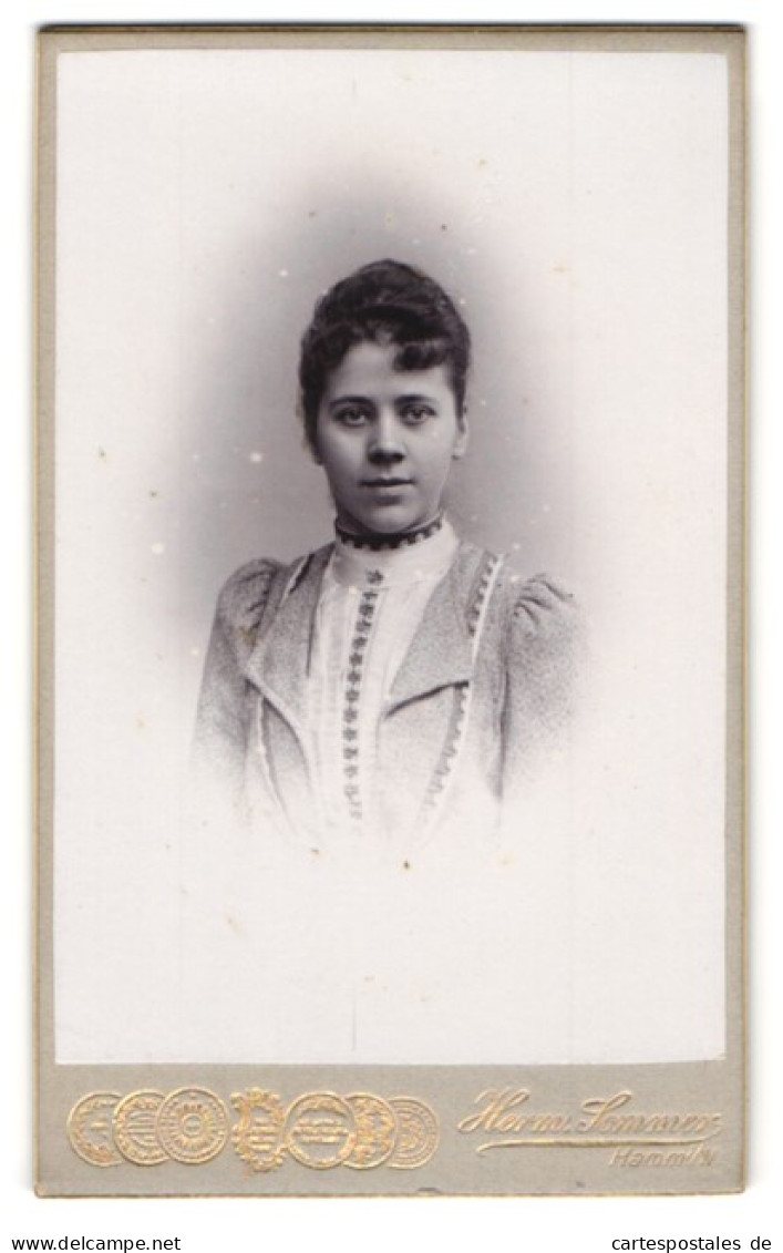 Fotografie Herm. Sommer, Hamm I. W., Gas-Strasse, Junge Dame In Hübscher Kleidung  - Anonymous Persons