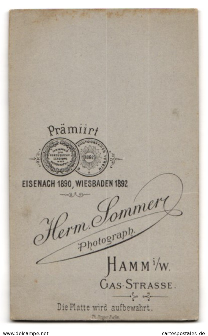 Fotografie Herm. Sommer, Hamm I. W., Gasstrasse, Junge Dame Im Kleid Mit Kragenbrosche  - Persone Anonimi