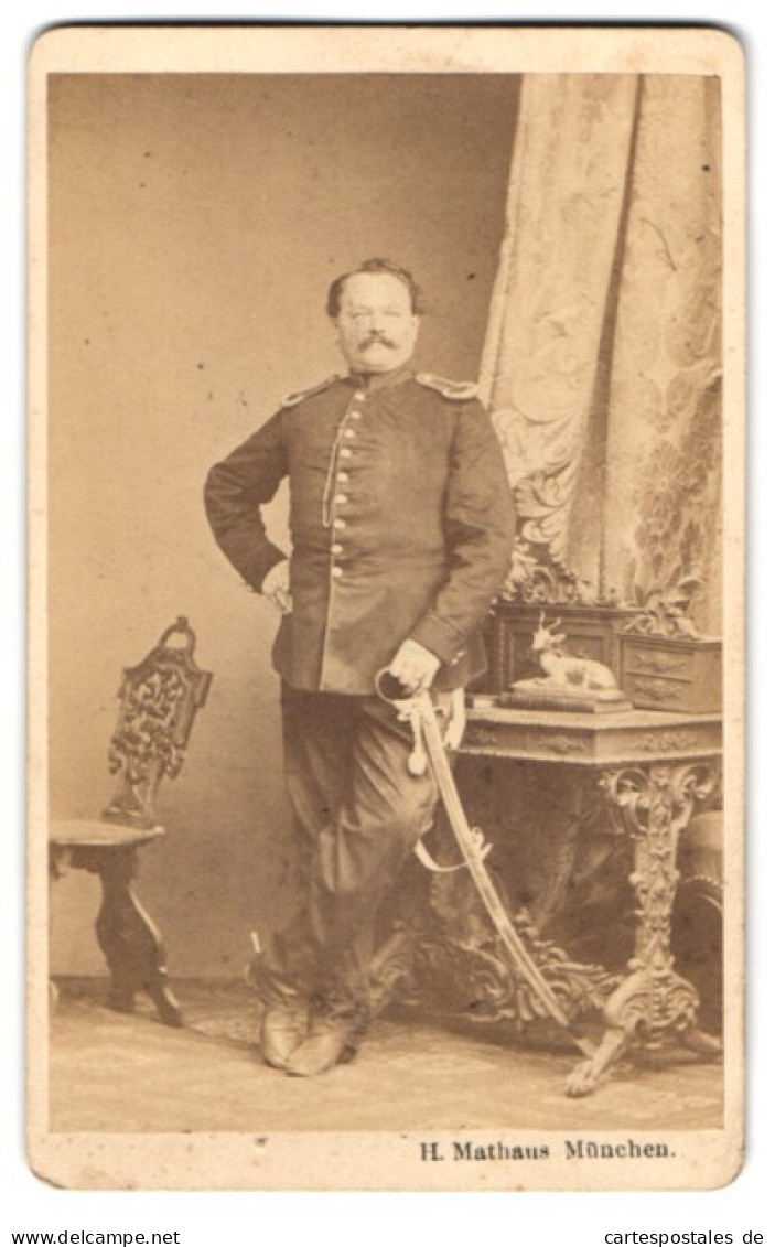 Fotografie H. Mathaus, München, Schwanthalerstrasse 4, Beleibter Soldat In Uniform Mit Epauletten & Säbel  - Guerre, Militaire