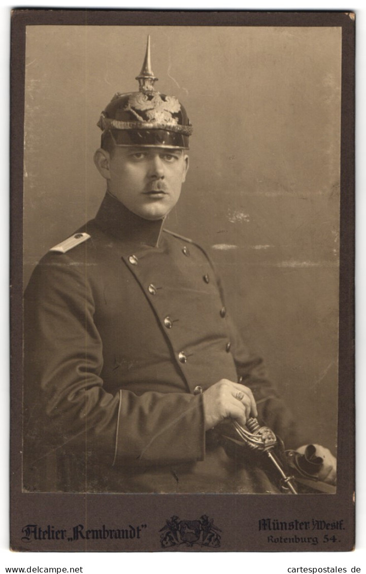 Fotografie Atelier Rembrandt, Münster I. W., Rotenburg 54, Offizier In Uniform Mit Pickelhaube Preussen Um 1915, 1.WK  - Oorlog, Militair