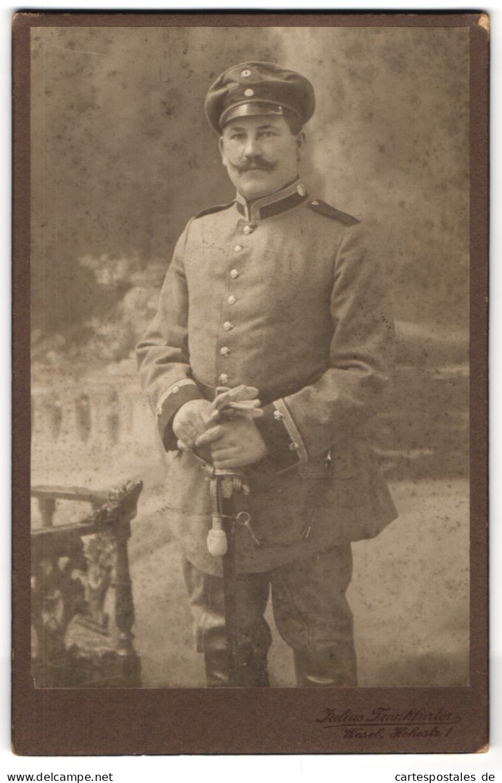 Fotografie Julius Frankfurter, Wesel, Hohestrasse 1, Vizewachtmeister Im Cleverschen Feldartillerie-Regiment Nr. 43  - Krieg, Militär