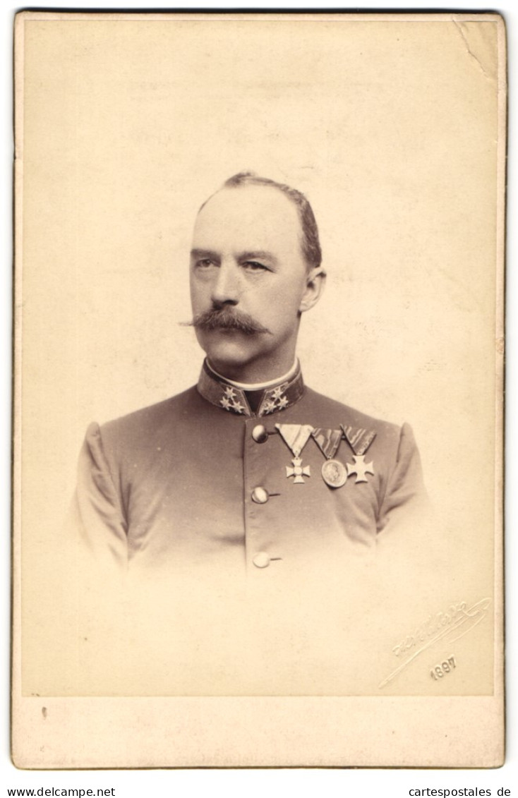 Fotografie H. Eckert, Prag, Portrait K.u.k. Offizier In Uniform Mit Ordensspange Um 1897  - Oorlog, Militair