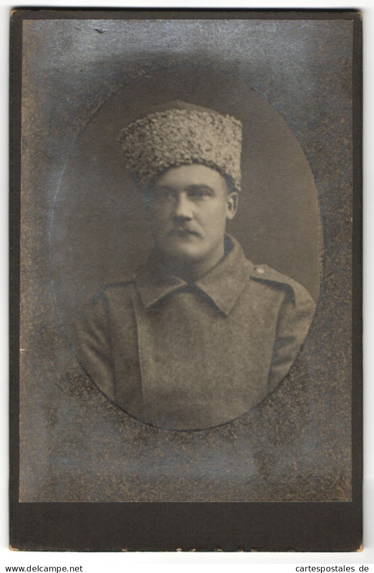 Fotografie Unbekannter Fotograf Und Ort, Portrait Soldat In Feldgrau Mit Fellmütze, 1.WK  - Guerre, Militaire