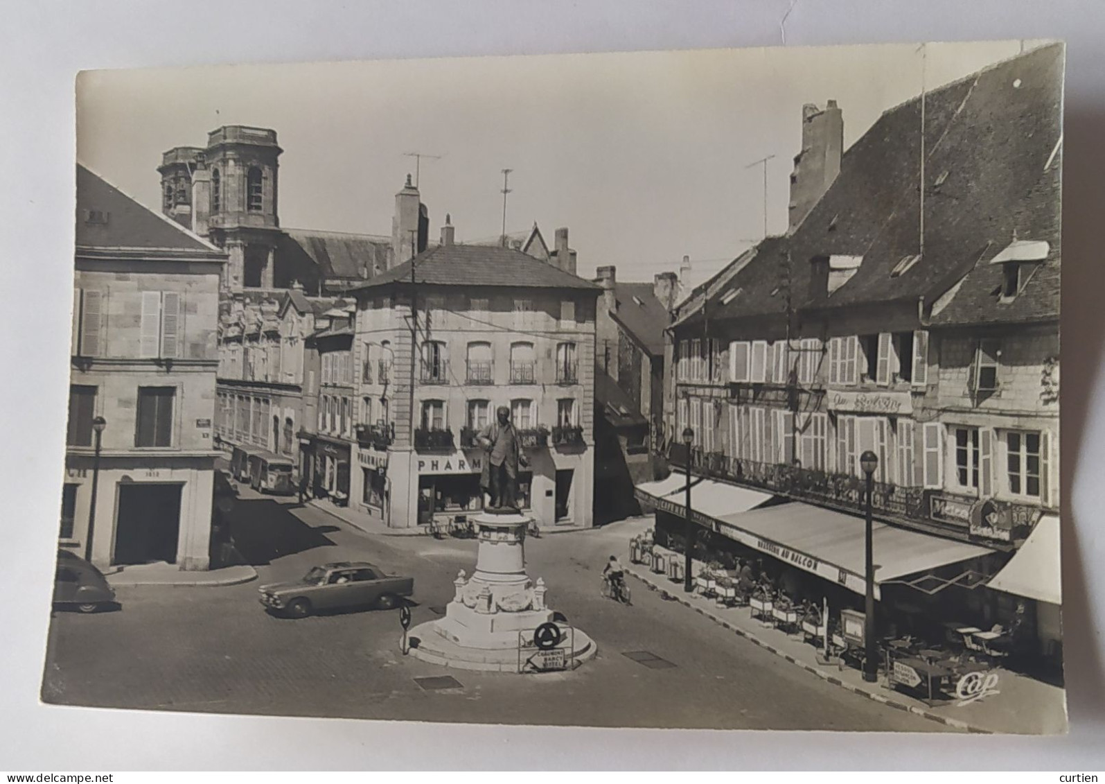 LANGRES 52 Place Diderot Avec Auto .1965 - Langres