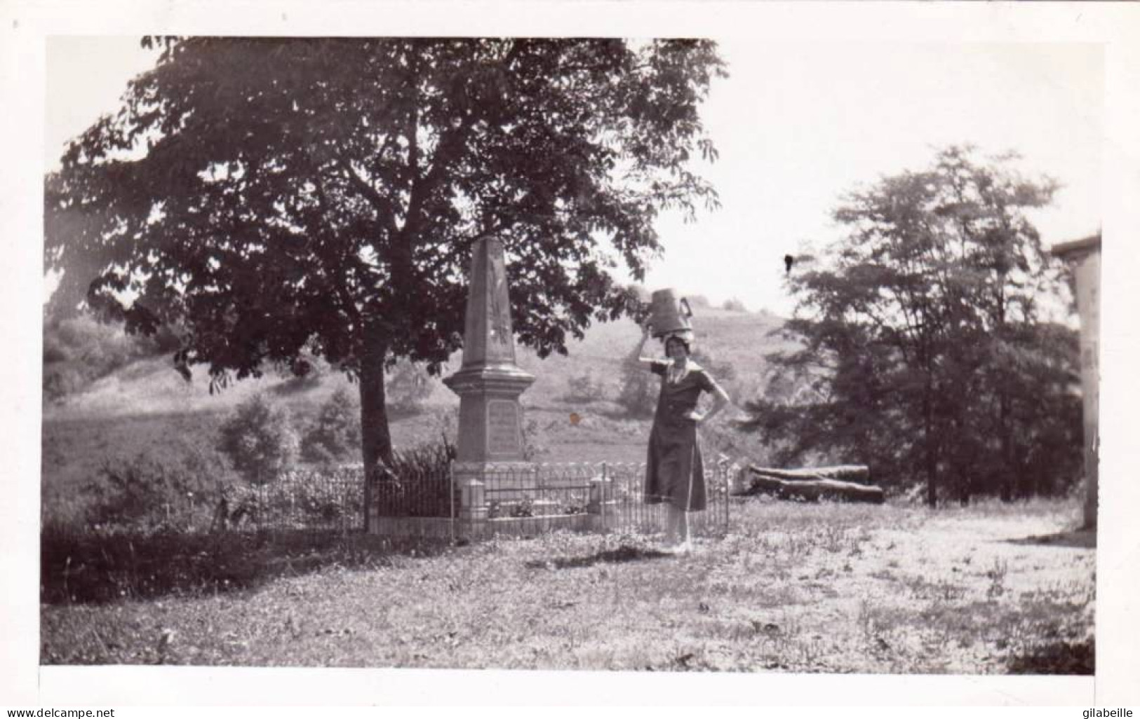 Photo Originale - 1931 - AUBERTIN (66 ) Le Monument Aux Morts Devant L'église - Luoghi