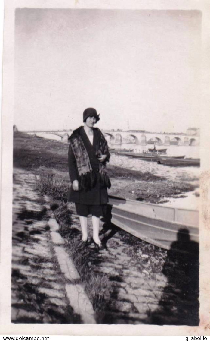 Photo Originale - 1929 - MACON - Jeune Femme Sur Le Quai De La Saone - Lugares