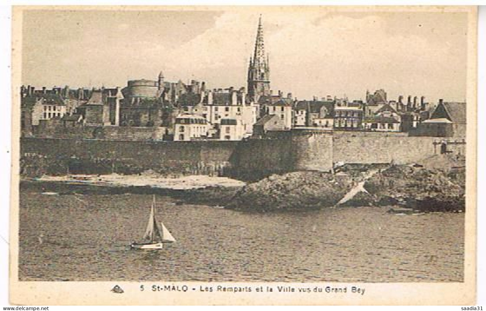 35   SAINT MALO  LES REMPARTS ET LA VILLE VUE DU GRAND BEY - Saint Malo