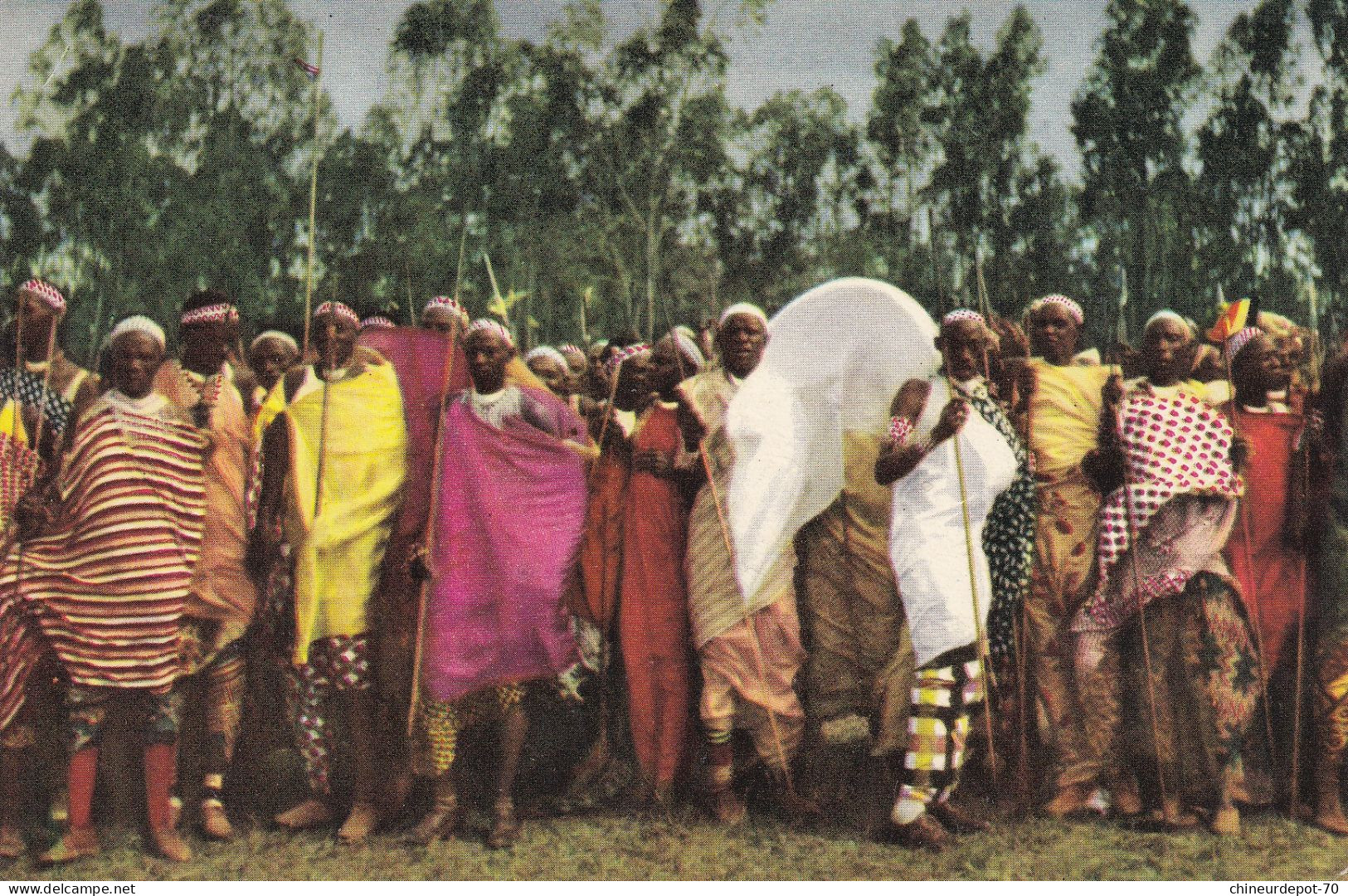 L'hélicoptère Qui A Précédé La Colonne Royale Dans L'Urundi Vient D'atterrir Sur La Piste De Kitėga - Congo Belga