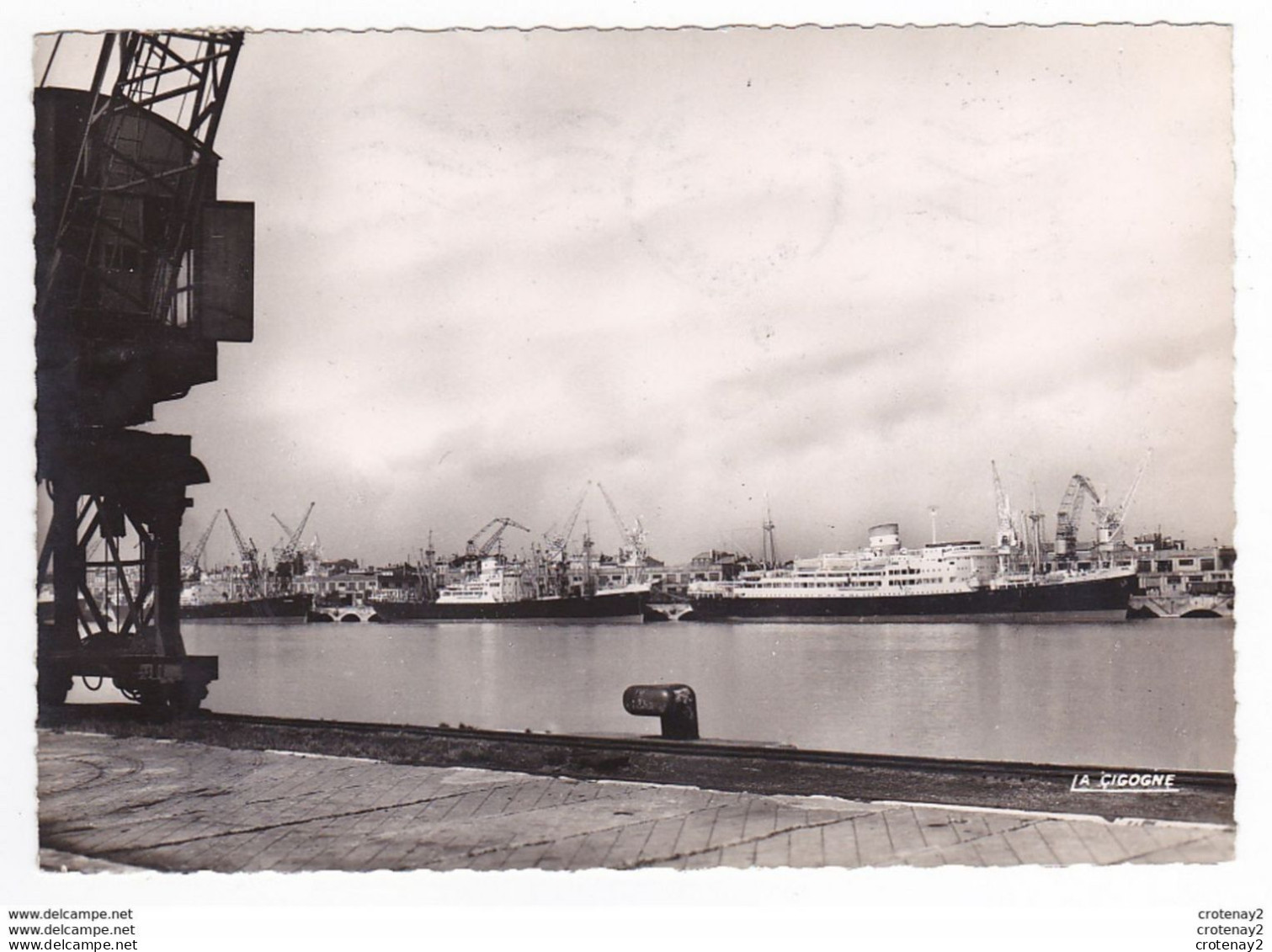 33 BORDEAUX Bateaux à Quai En 1955 Paquebot Et Cargo Wagons Grues - Bordeaux