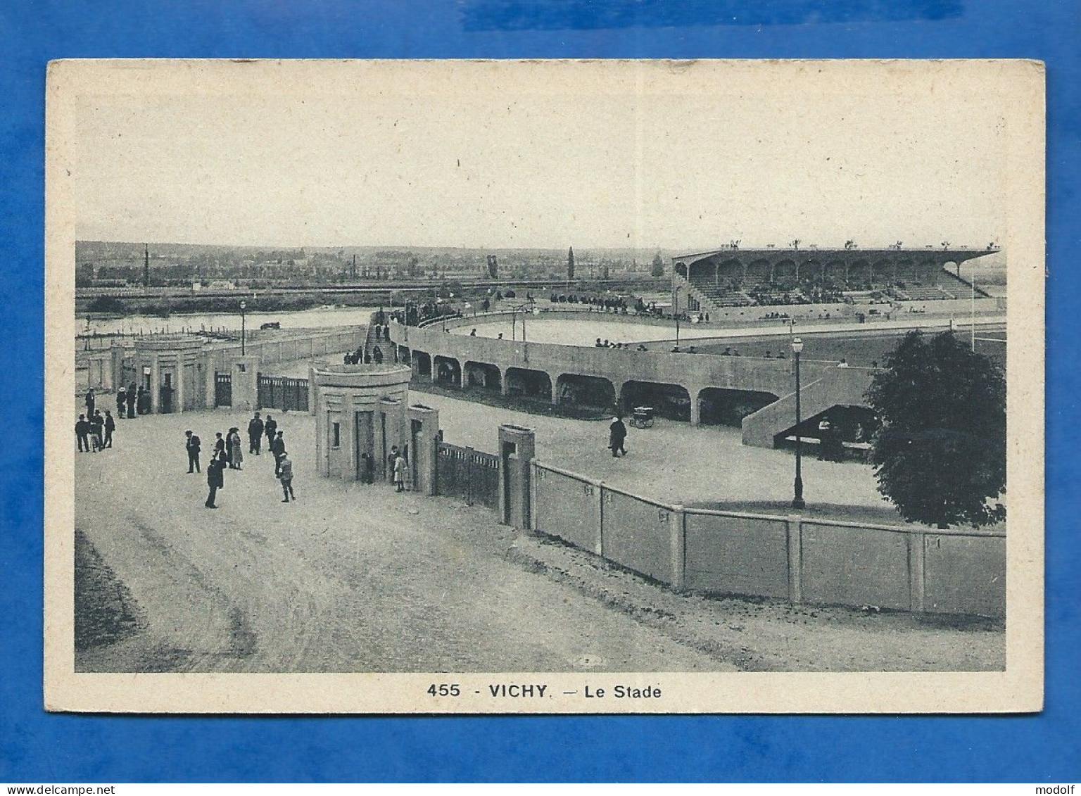 CPA - 03 - Vichy - Le Stade - Animée - Circulée - Vichy