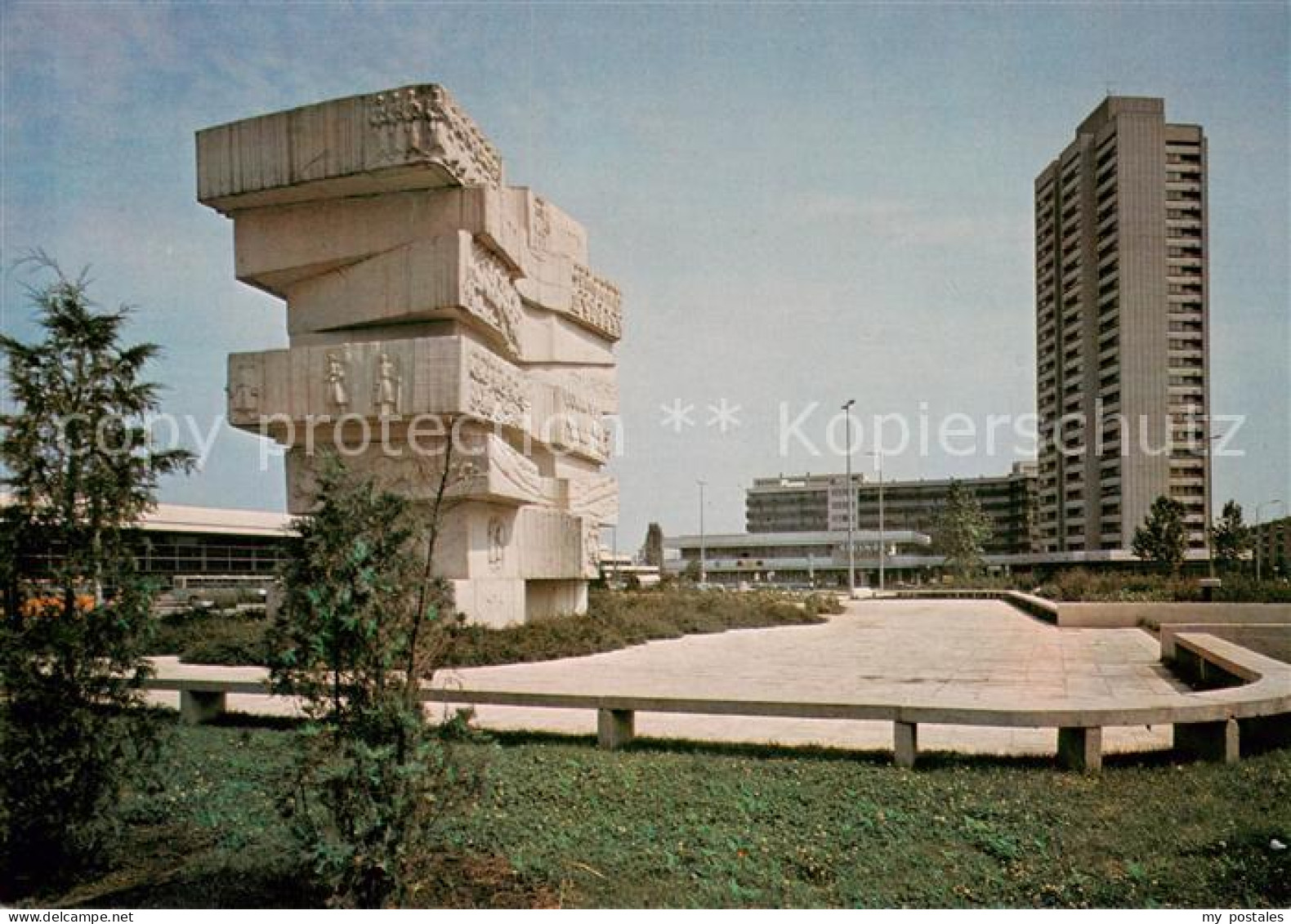 73816522 Szolnok HU Denkmal Der 900jaehrigen Stadt Szolnok Hochhaus  - Hungary