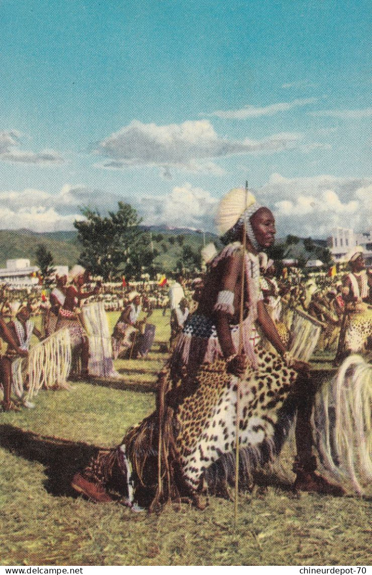 Une Grande Réunion Folklorique A Eu Lieu Au Stade D'Usumbura Les Notables De L'Urundi Exécutent En L'honneur Du Roi - Belgisch-Congo