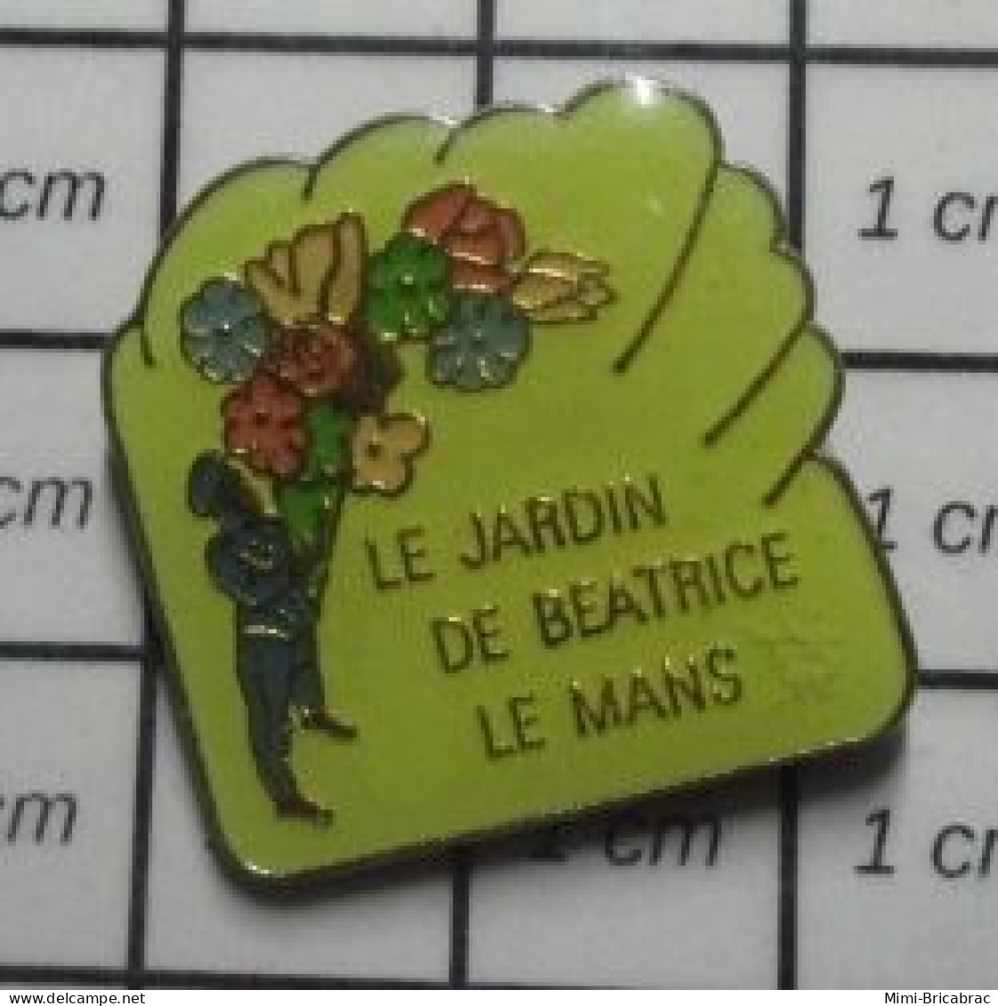 511D Pin's Pins / Beau Et Rare / MARQUES / FLEURS LE JARDIN DE BEATRICE LE MANS - Marques