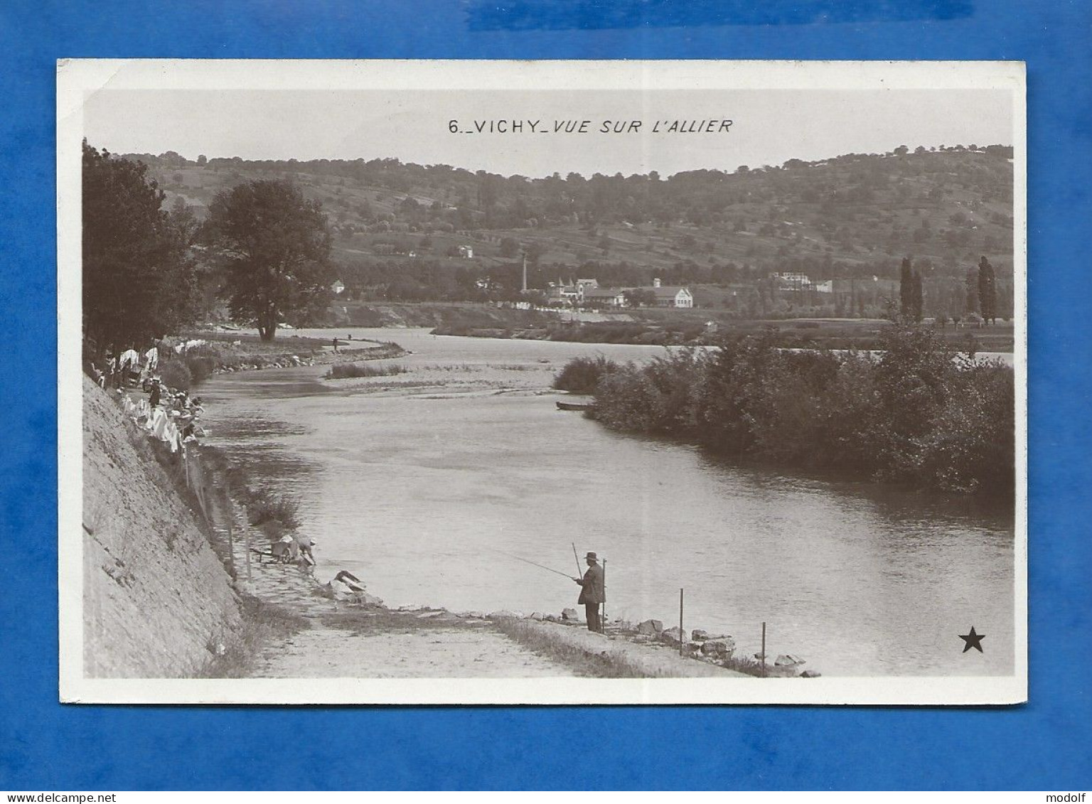 CPA - 03 - Vichy - Vue Sur L'Allier - Animée (pêcheur) - Circulée En 1910 - Vichy