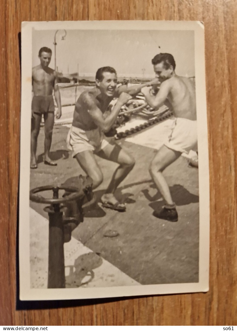 19352.  Fotografia D'epoca Uomini Boxe Muscoli Al Porto Aa '50 Italia - 9x6 - Anonymous Persons