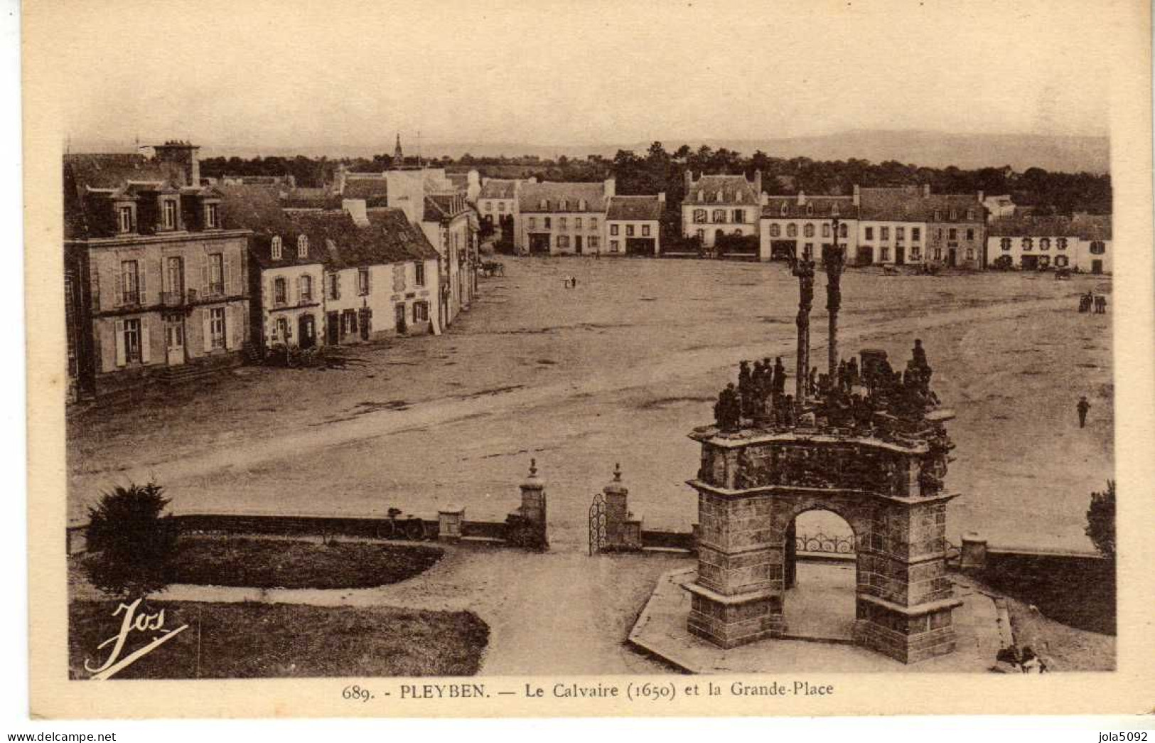 29 - PLEYBEN - Le Calvaire Et La Grande-Place - Pleyben