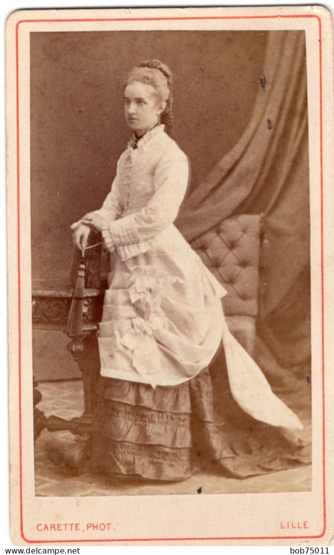 Photo CDV D'une Jeune Femme élégante Posant Dans Un Studio Photo A Lille Avant 1900 - Oud (voor 1900)