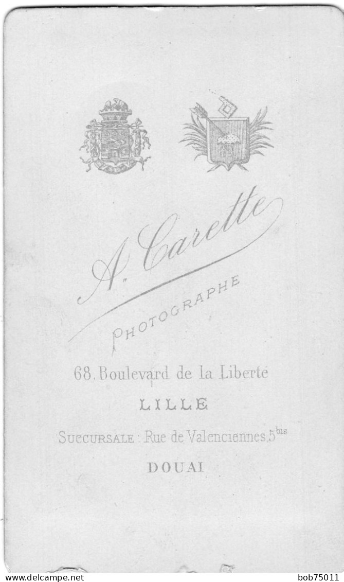 Photo CDV D'une Jeune Femme élégante Posant Dans Un Studio Photo A Lille Avant 1900 - Oud (voor 1900)