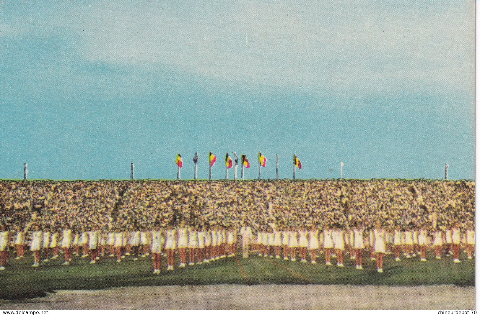 Au Stade Baudouin à Léopoldville La Jeunesse Congolaise Groupant Les Enfants Blancs Et Noirs De Toutes Les écoles - Belgisch-Congo