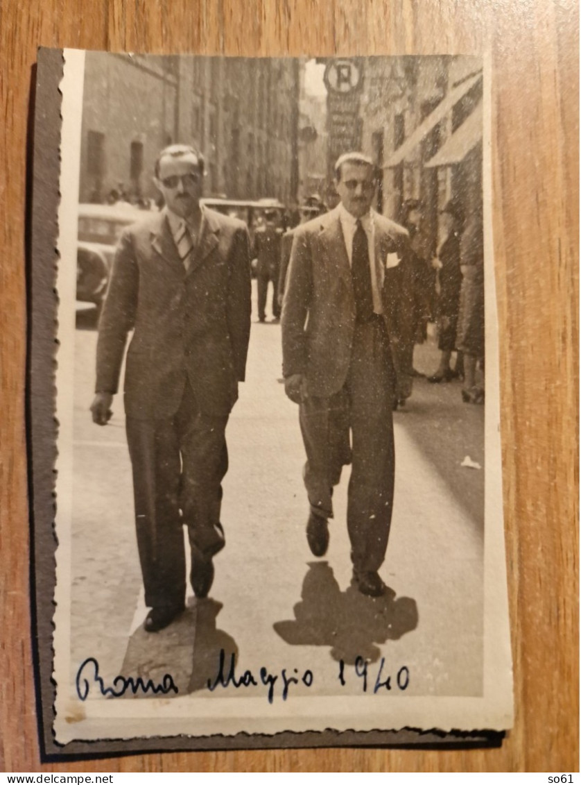 19355.   Fotografia D'epoca Uomini A Passeggio 1940 Roma - 13,5x8 - Anonieme Personen