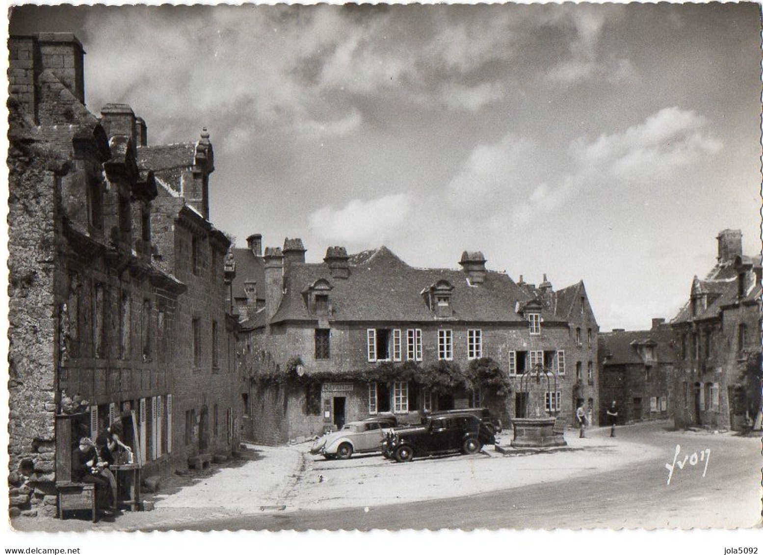 29 - LOCRONAN - Sur La Place - Locronan