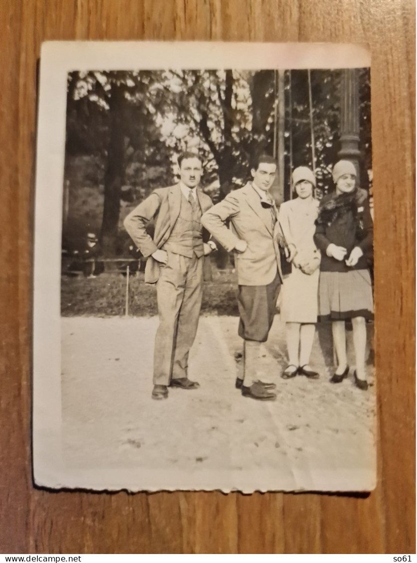 19363.  Fotografia D'epoca Uomini E Donne Eleganti Al Parco 1928 Italia - 9x6,5 - Persone Anonimi