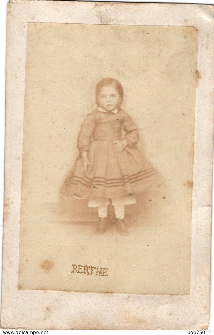 Photo CDV D'une Petite Fille élégante Posant Dans Un Studio Photo A Chateau-Thierry En 1864 - Alte (vor 1900)