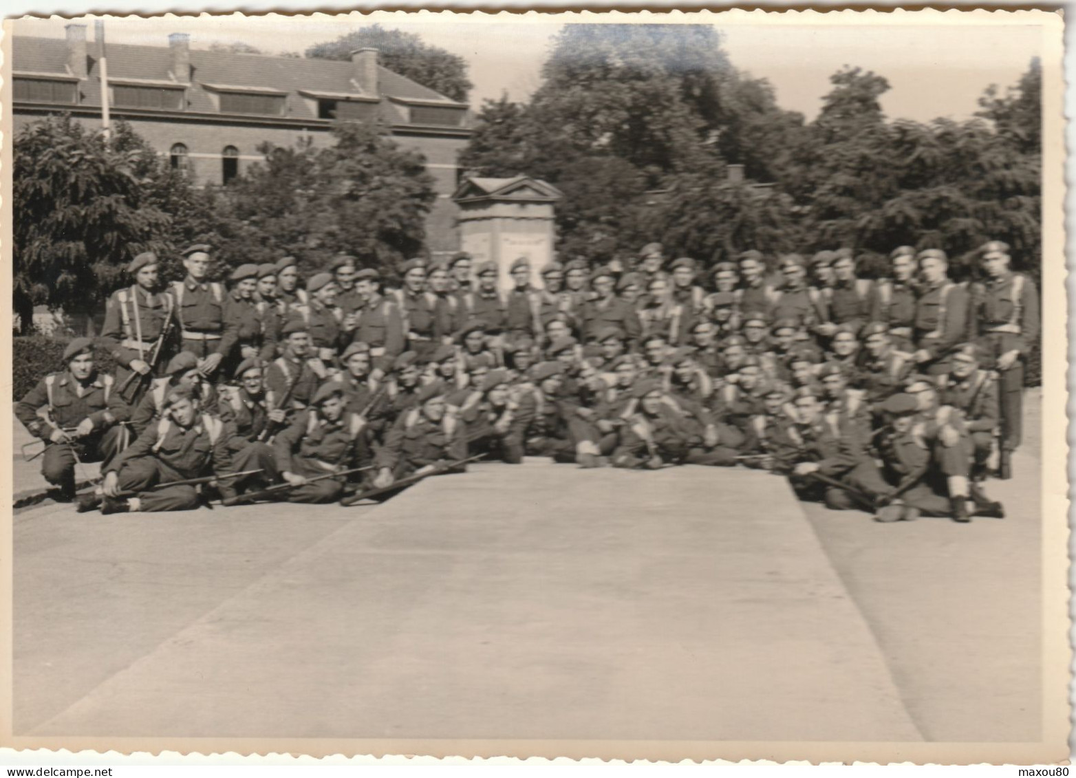 Photo Originale ( Caserne Avec Soldats à Identifier ) - Casernas