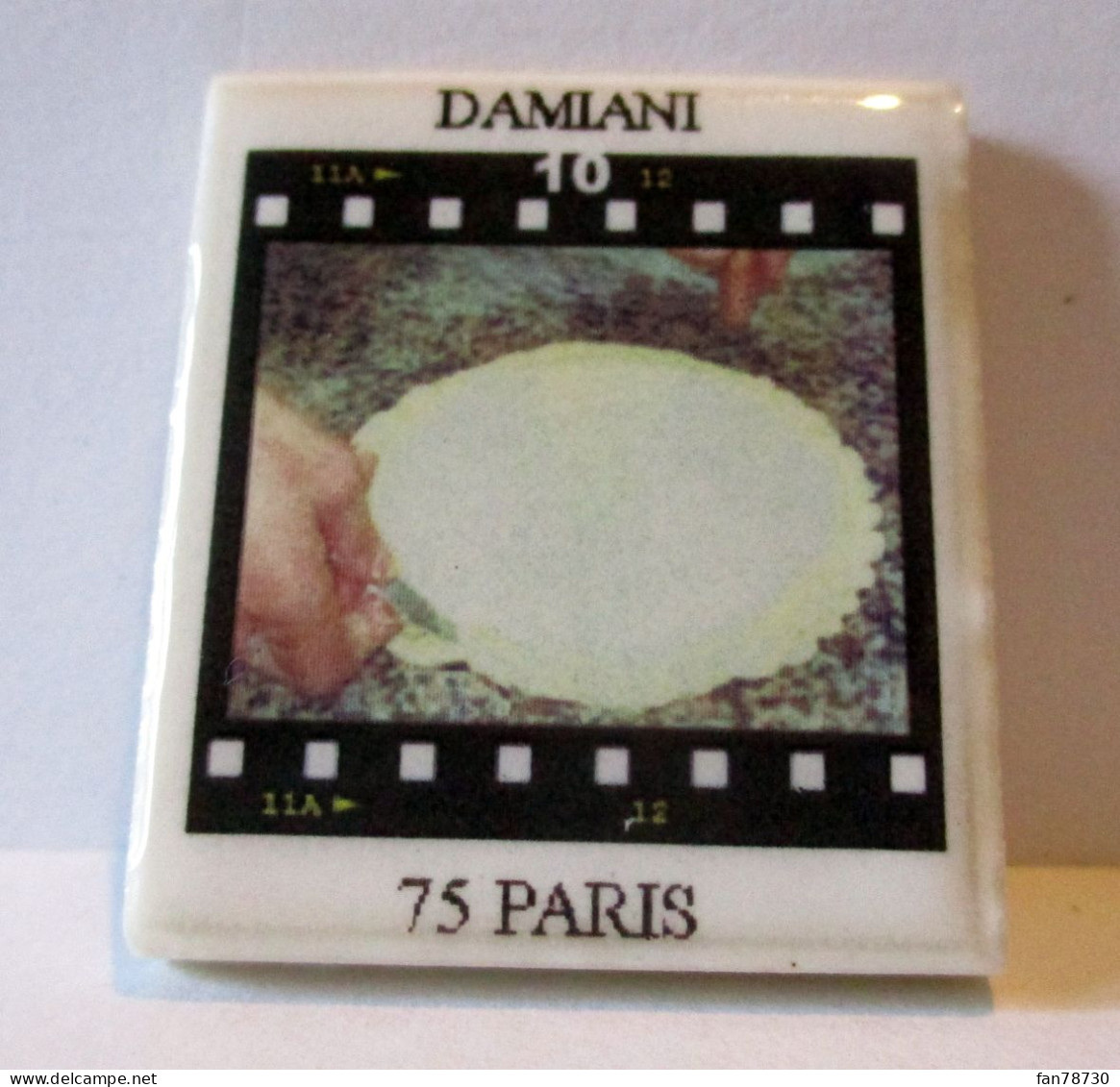 Fève Brillante Plate Publicitaire -  Damiani  Paris 75 - Frais Du Site Déduits - Andere & Zonder Classificatie