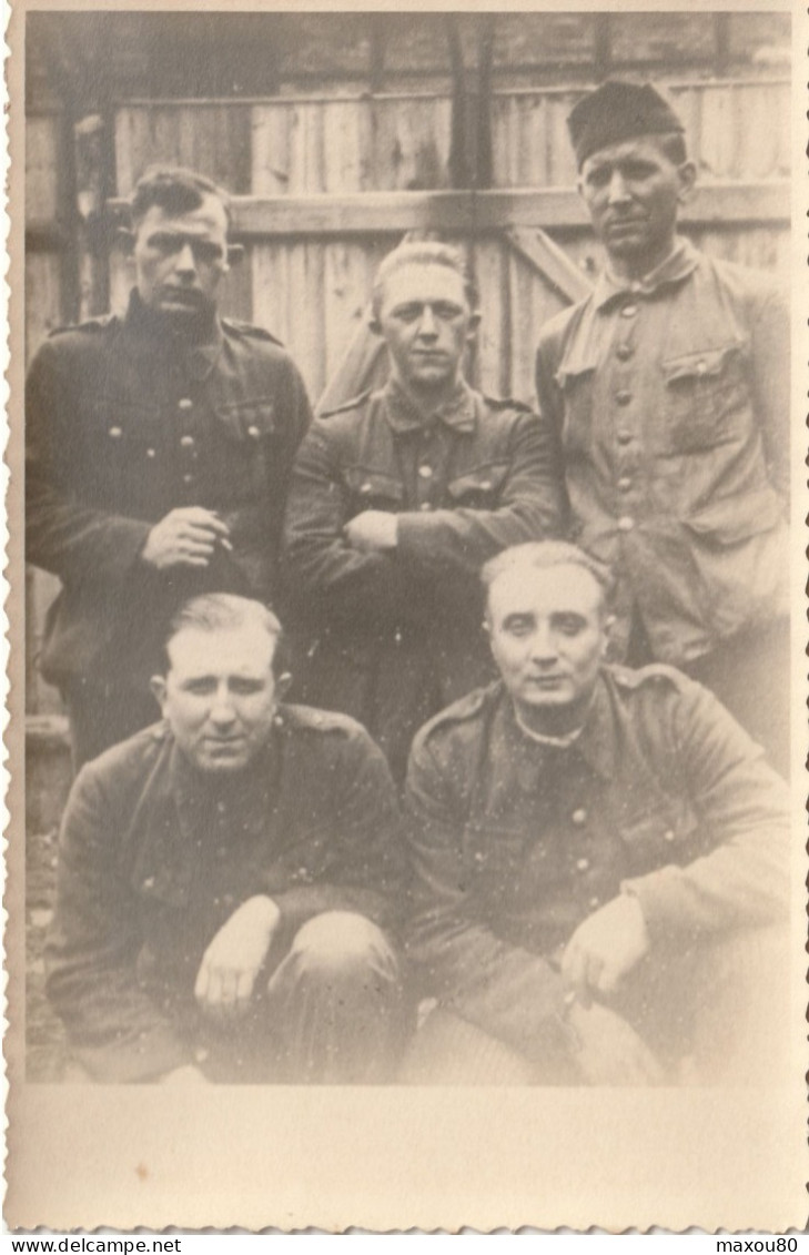 CPA Soldats ( Tristes, Devant Genre Baraquement ) - Personnages